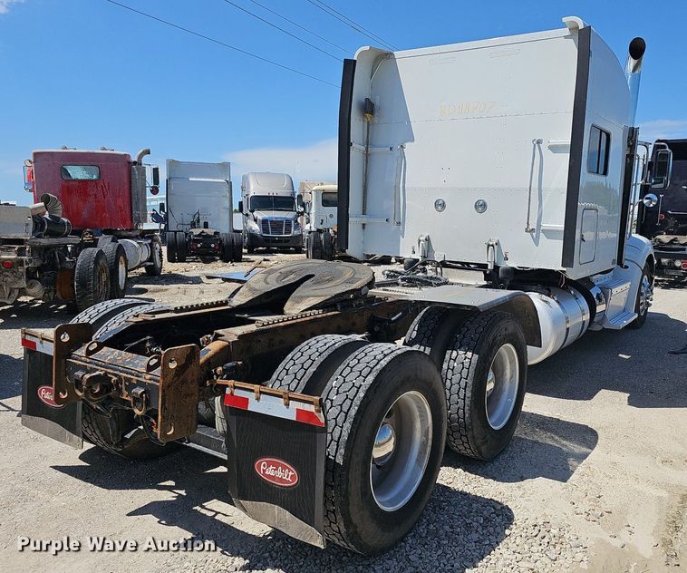 image for item EJ5392 2011 Peterbilt  386 semi truck