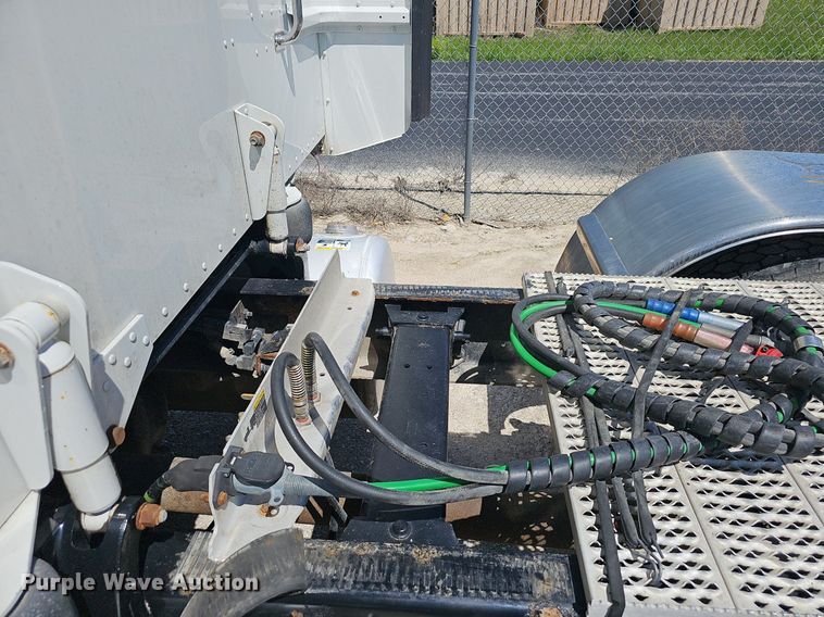 image for item EJ5392 2011 Peterbilt  386 semi truck