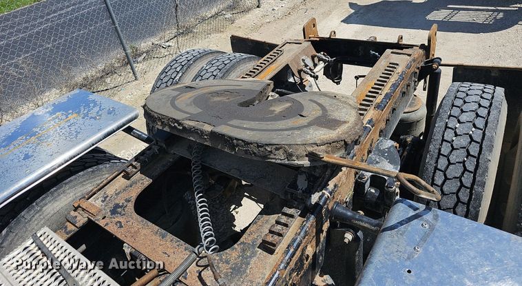 image for item EJ5392 2011 Peterbilt  386 semi truck