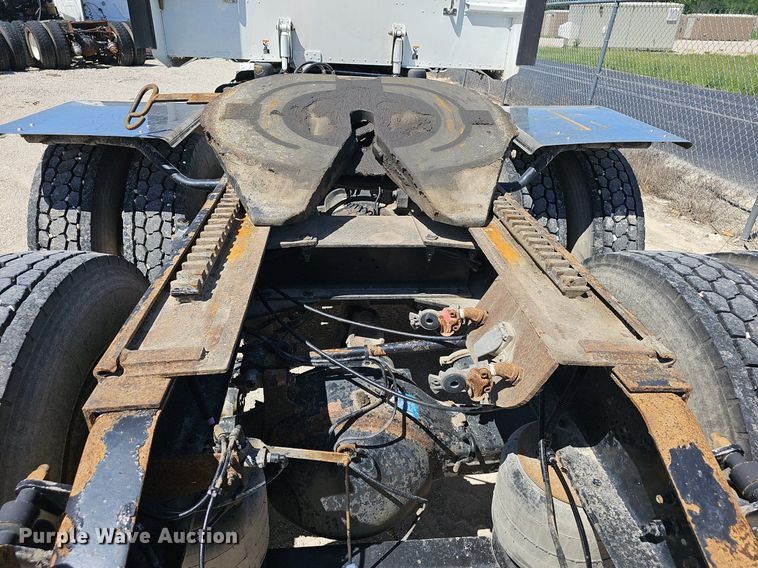 image for item EJ5392 2011 Peterbilt  386 semi truck