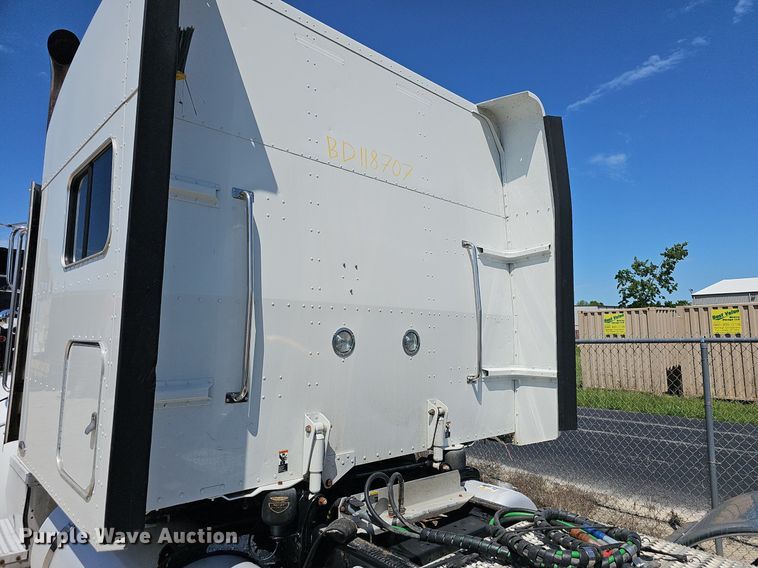 image for item EJ5392 2011 Peterbilt  386 semi truck