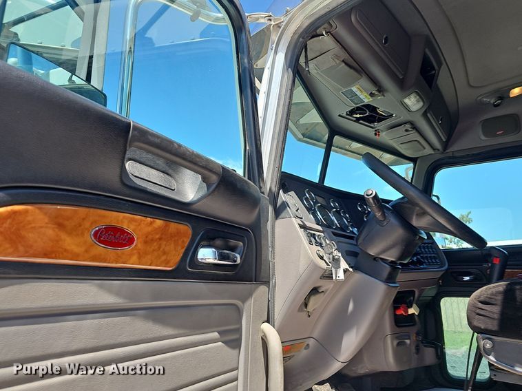 image for item EJ5392 2011 Peterbilt  386 semi truck