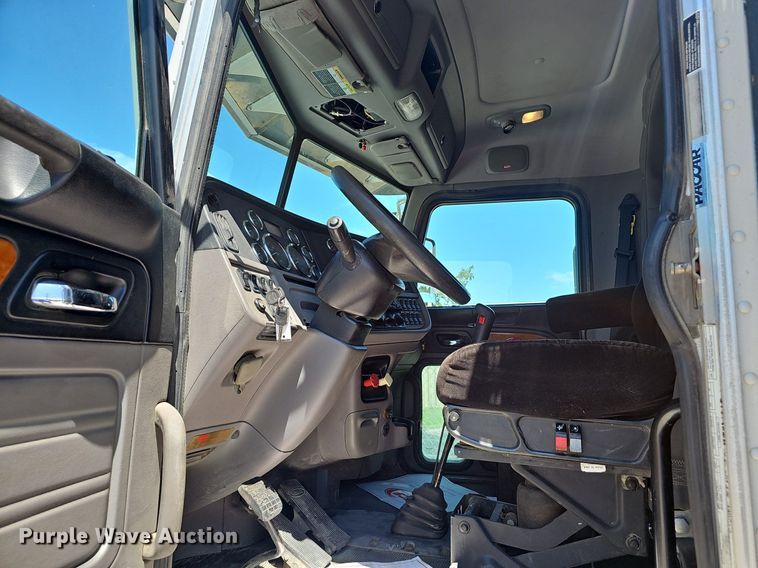 image for item EJ5392 2011 Peterbilt  386 semi truck