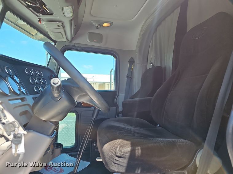 image for item EJ5392 2011 Peterbilt  386 semi truck