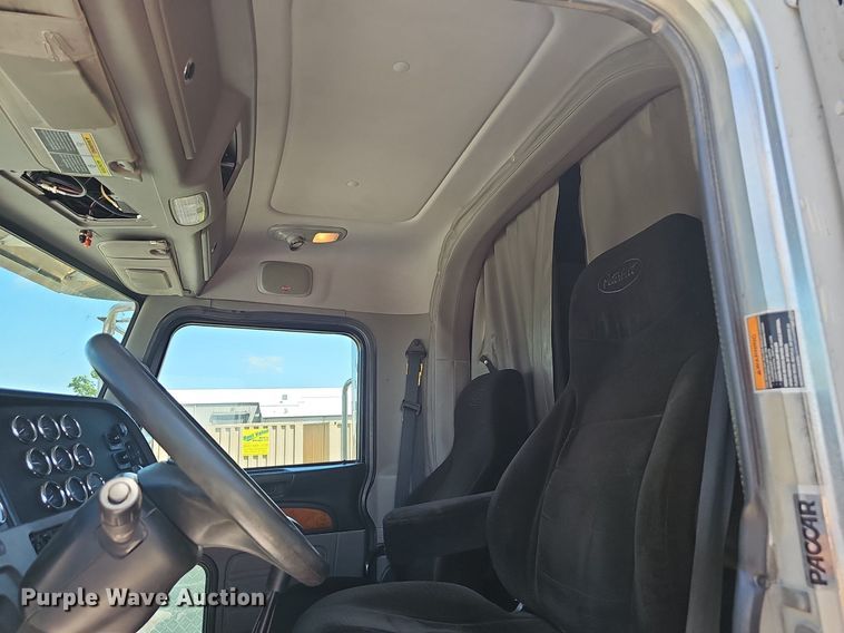 image for item EJ5392 2011 Peterbilt  386 semi truck