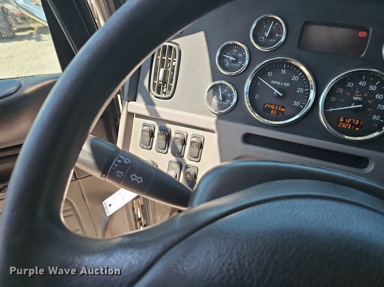 image for item EJ5392 2011 Peterbilt  386 semi truck