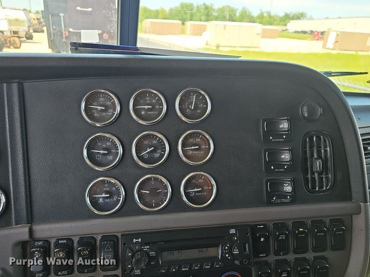 image for item EJ5392 2011 Peterbilt  386 semi truck