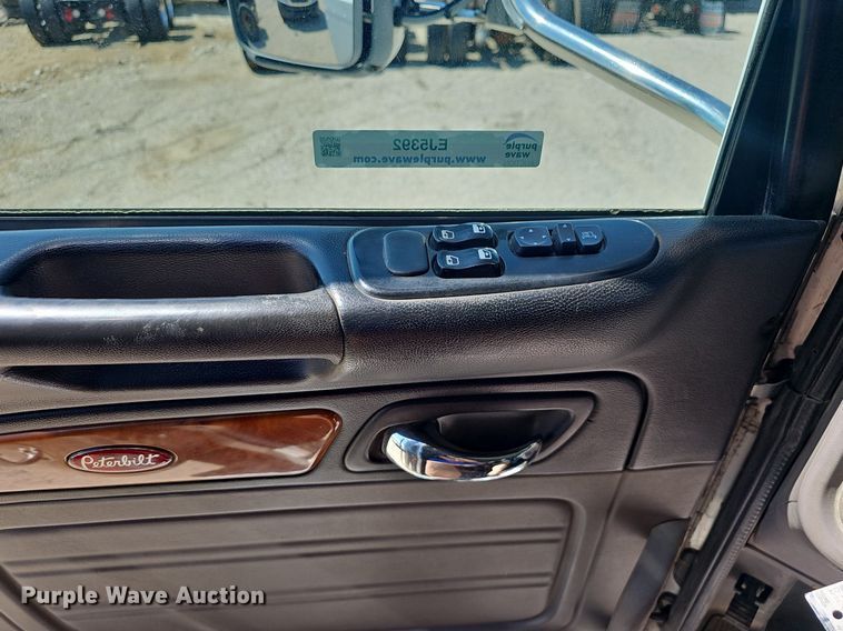 image for item EJ5392 2011 Peterbilt  386 semi truck