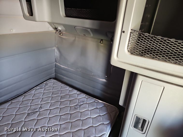 image for item EJ5392 2011 Peterbilt  386 semi truck