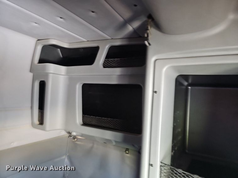 image for item EJ5392 2011 Peterbilt  386 semi truck