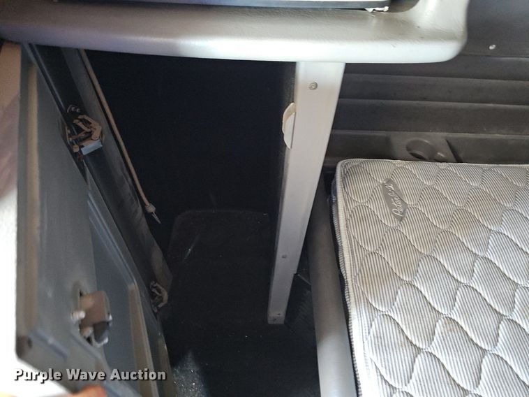 image for item EJ5392 2011 Peterbilt  386 semi truck