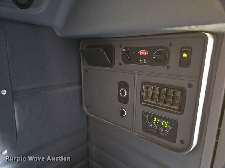 image for item EJ5392 2011 Peterbilt  386 semi truck