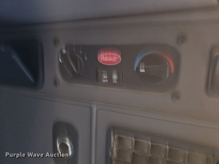 image for item EJ5392 2011 Peterbilt  386 semi truck