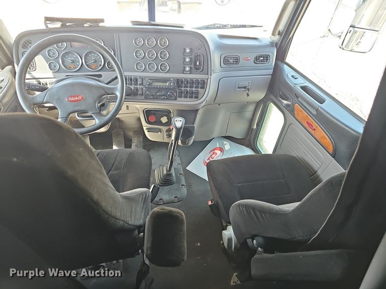 image for item EJ5392 2011 Peterbilt  386 semi truck