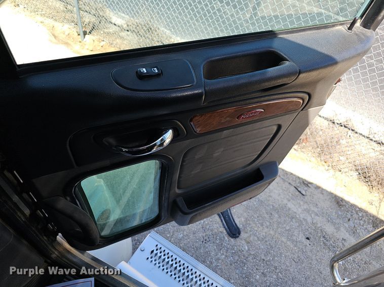 image for item EJ5392 2011 Peterbilt  386 semi truck