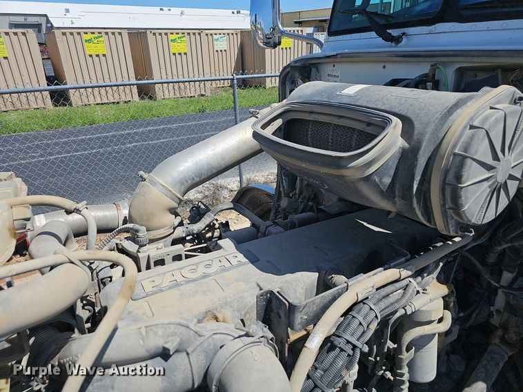 image for item EJ5392 2011 Peterbilt  386 semi truck