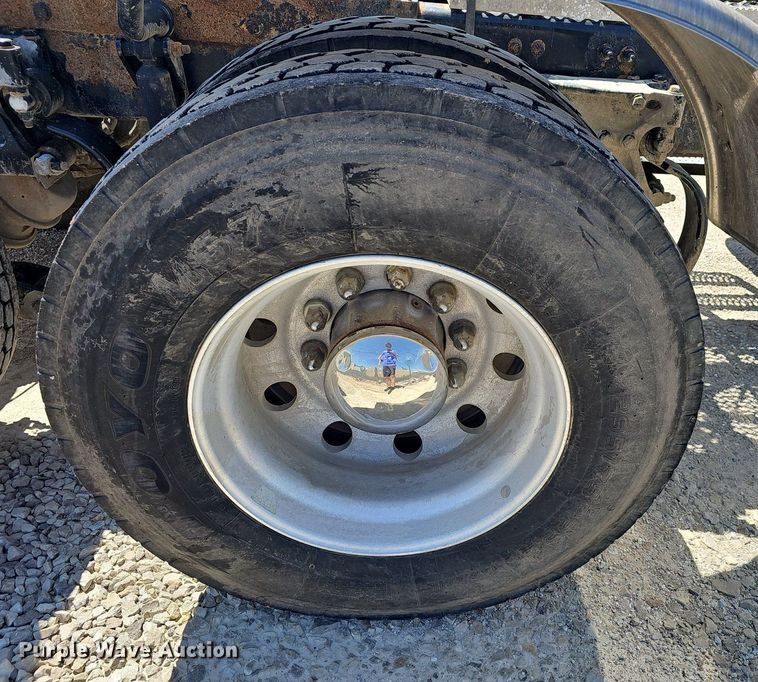 image for item EJ5392 2011 Peterbilt  386 semi truck