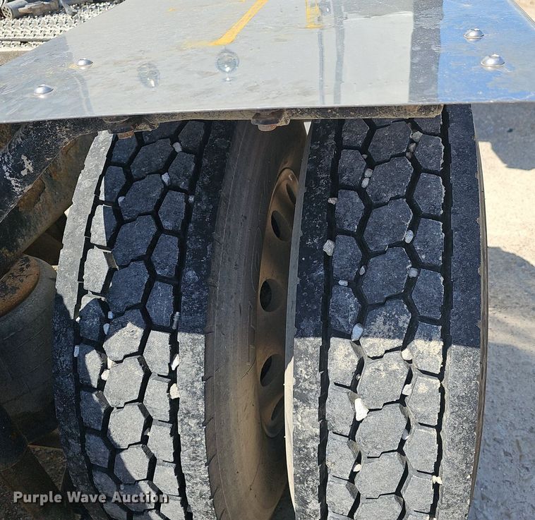 image for item EJ5392 2011 Peterbilt  386 semi truck