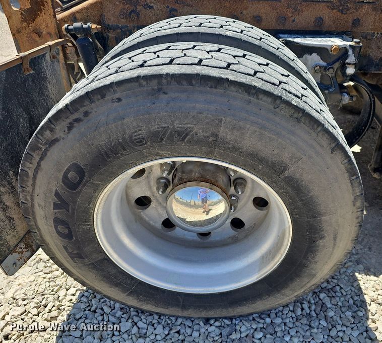 image for item EJ5392 2011 Peterbilt  386 semi truck