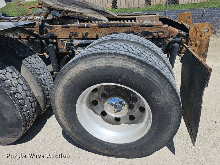 image for item EJ5392 2011 Peterbilt  386 semi truck