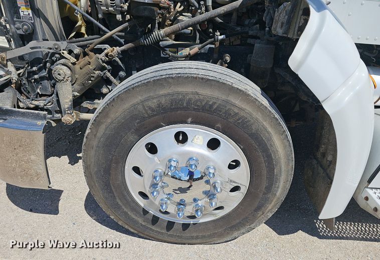 image for item EJ5392 2011 Peterbilt  386 semi truck