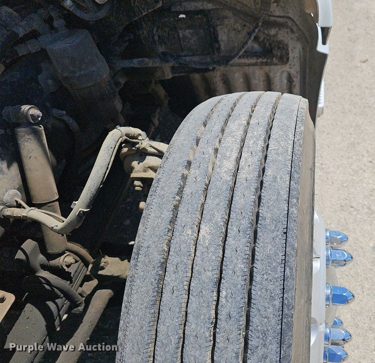 image for item EJ5392 2011 Peterbilt  386 semi truck