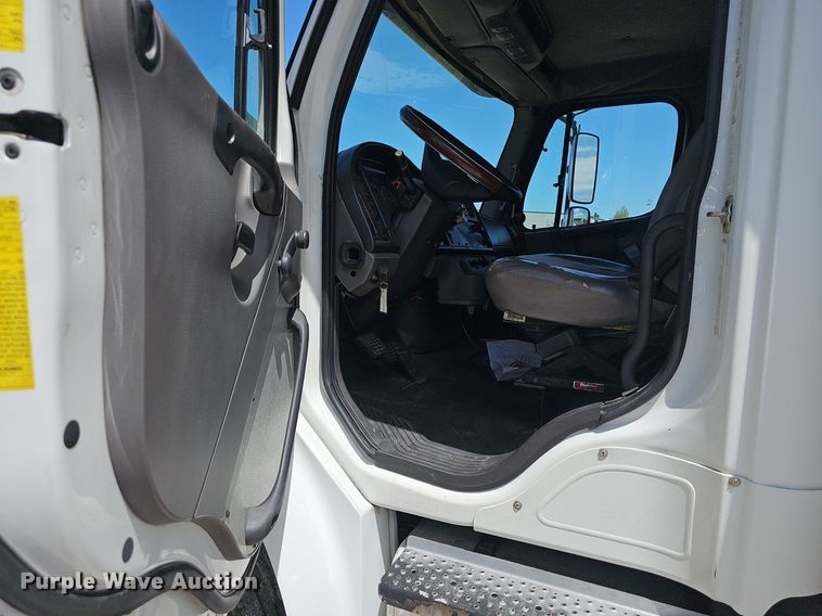 image for item EJ5394 2006 Freightliner Business Class M2 box truck