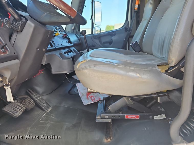 image for item EJ5394 2006 Freightliner Business Class M2 box truck