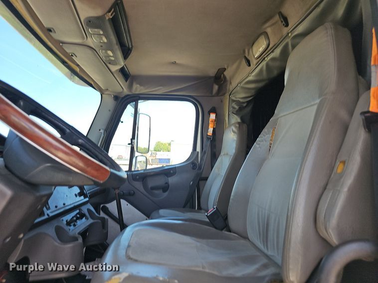 image for item EJ5394 2006 Freightliner Business Class M2 box truck