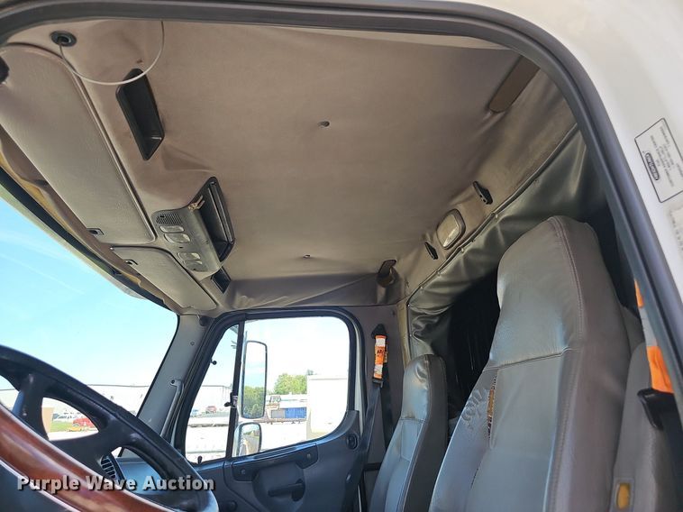 image for item EJ5394 2006 Freightliner Business Class M2 box truck