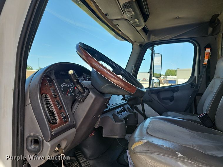 image for item EJ5394 2006 Freightliner Business Class M2 box truck