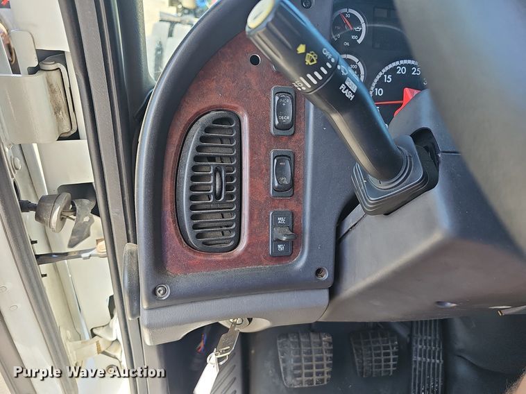 image for item EJ5394 2006 Freightliner Business Class M2 box truck