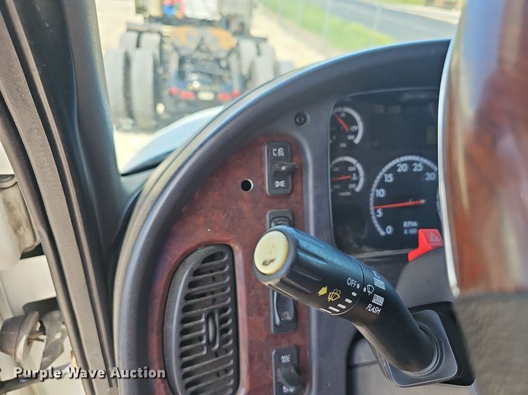 image for item EJ5394 2006 Freightliner Business Class M2 box truck