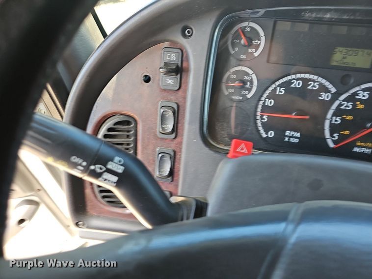 image for item EJ5394 2006 Freightliner Business Class M2 box truck