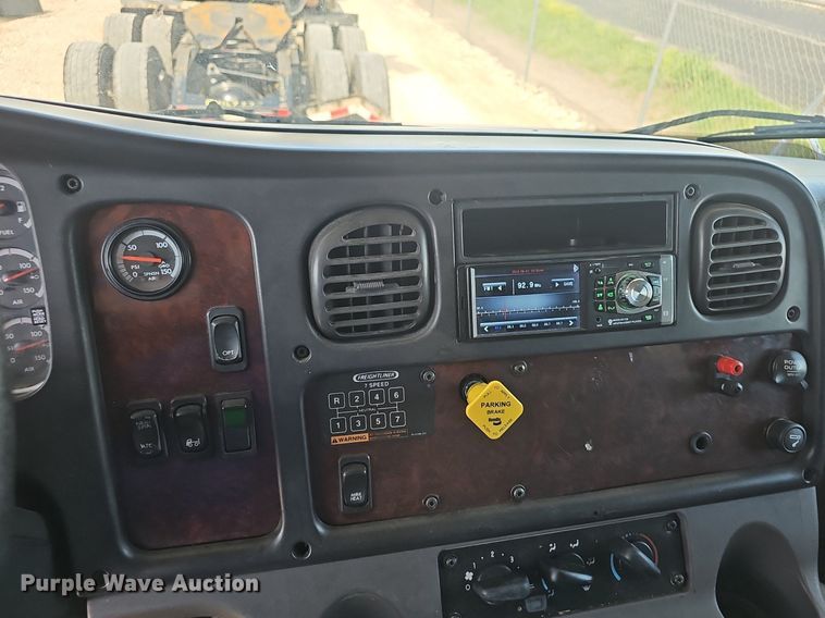 image for item EJ5394 2006 Freightliner Business Class M2 box truck