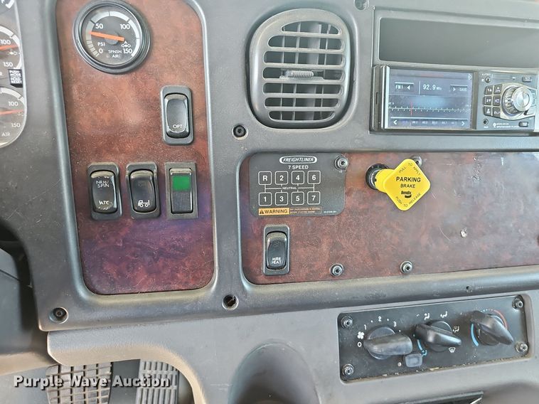 image for item EJ5394 2006 Freightliner Business Class M2 box truck