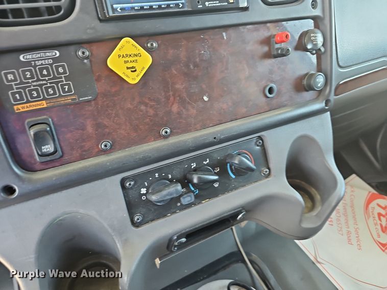 image for item EJ5394 2006 Freightliner Business Class M2 box truck