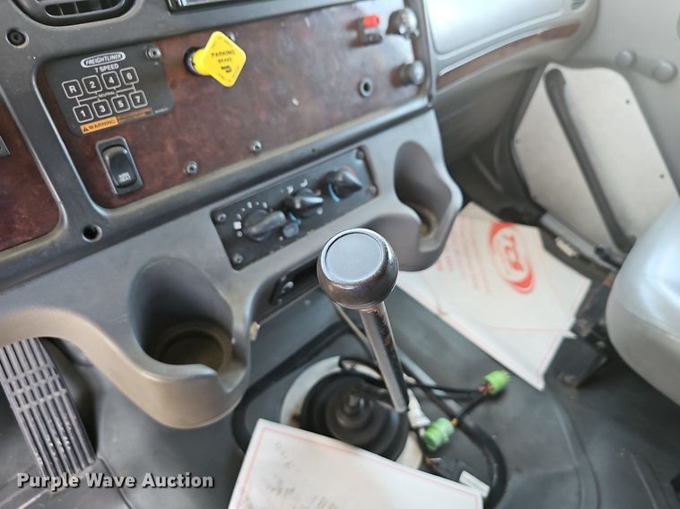 image for item EJ5394 2006 Freightliner Business Class M2 box truck