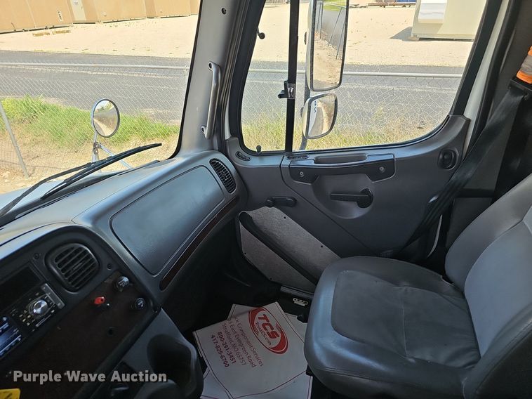 image for item EJ5394 2006 Freightliner Business Class M2 box truck