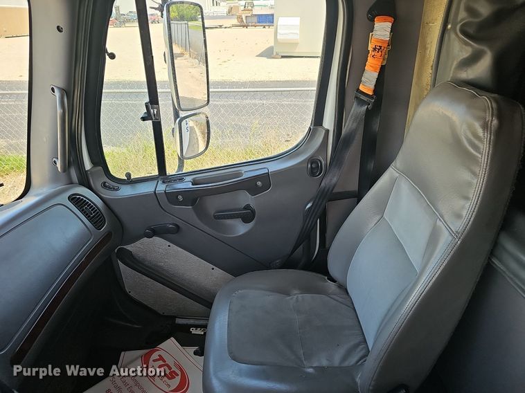 image for item EJ5394 2006 Freightliner Business Class M2 box truck