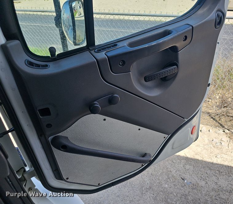 image for item EJ5394 2006 Freightliner Business Class M2 box truck