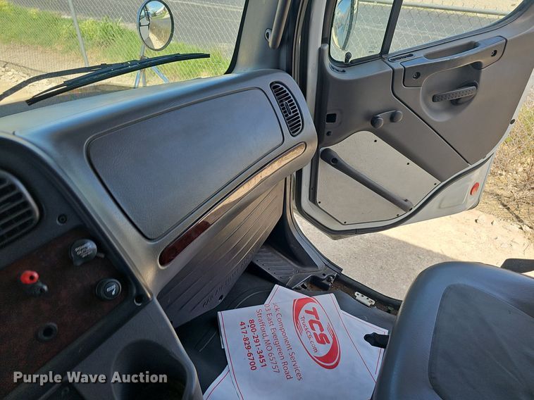 image for item EJ5394 2006 Freightliner Business Class M2 box truck