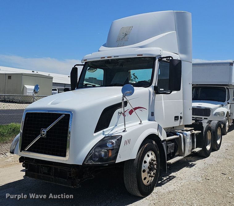 image for item EJ5395 2015 Volvo VNL semi truck