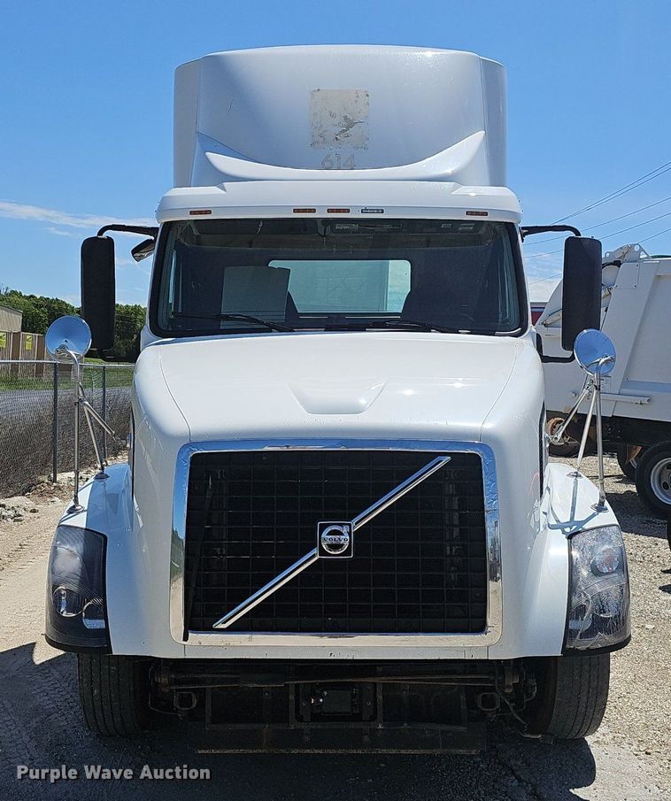image for item EJ5395 2015 Volvo VNL semi truck