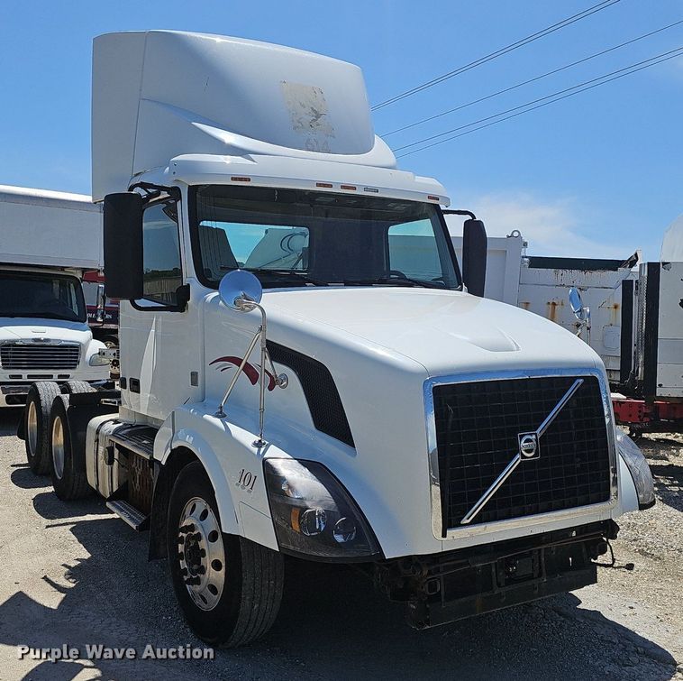 image for item EJ5395 2015 Volvo VNL semi truck