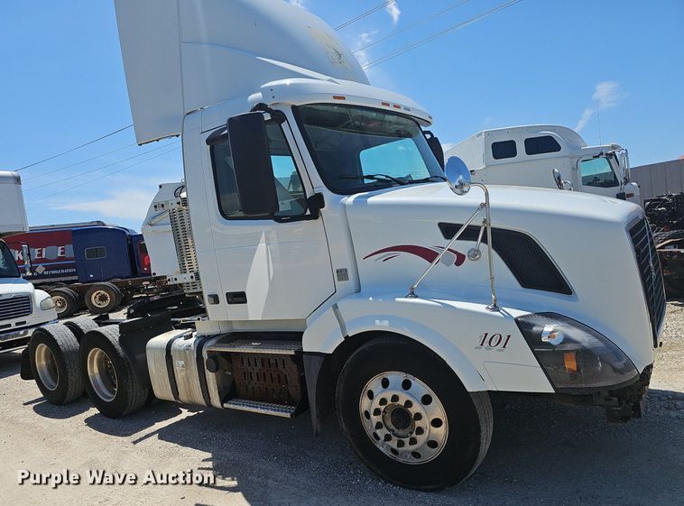 image for item EJ5395 2015 Volvo VNL semi truck