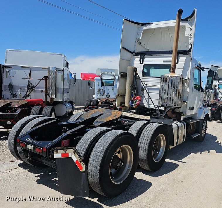 image for item EJ5395 2015 Volvo VNL semi truck