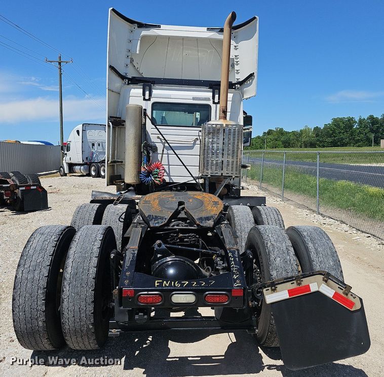 image for item EJ5395 2015 Volvo VNL semi truck