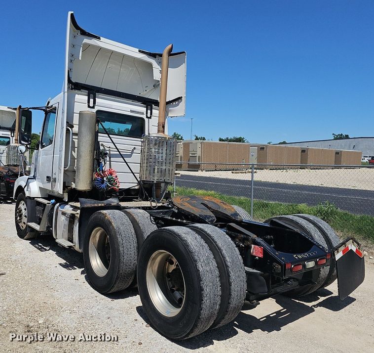 image for item EJ5395 2015 Volvo VNL semi truck
