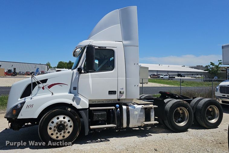 image for item EJ5395 2015 Volvo VNL semi truck